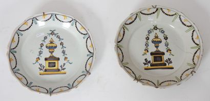 Paire d'assiettes en faïence de grand feu...