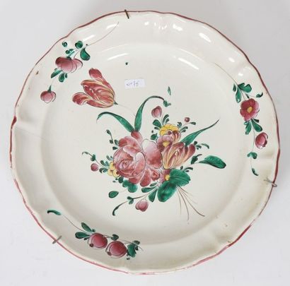 Plat chantourne en faïence de petit feu polychrome...