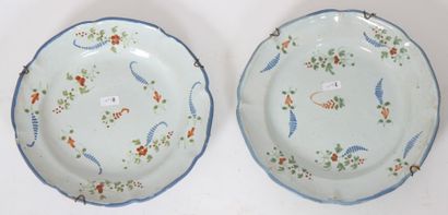 Paire d'assiettes chantournées en polychromie...