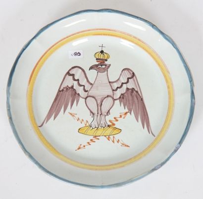Une assiette chantournée en polychromie de...