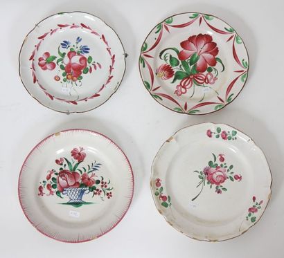 Un ensemble de quatre assiette en polychromie...
