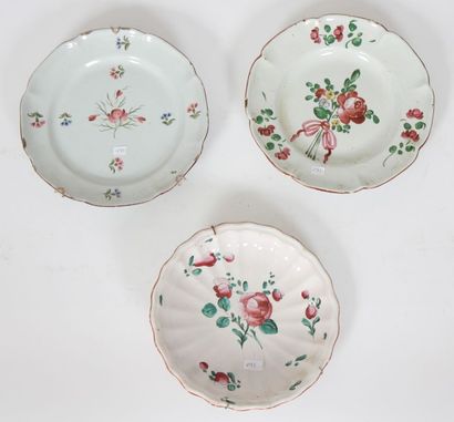 Deux assiettes et un compotier en polychromie...