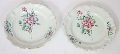 Paire d'assiettes chantournées en polychromie...