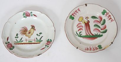 Deux assiettes chantournées en polychromie...