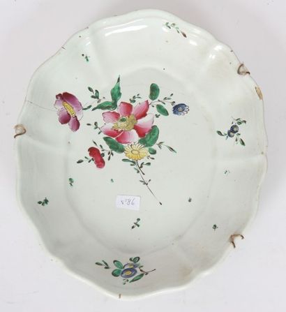 Un plat ovale en polychromie de petit feu...