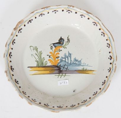 Une assiette chantournée en polychromie de...