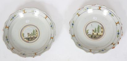 Une paire d'assiettes chantournées en polychromie...