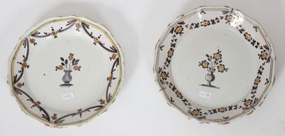 Une paire d'assiettes chantournées en camaïeu...