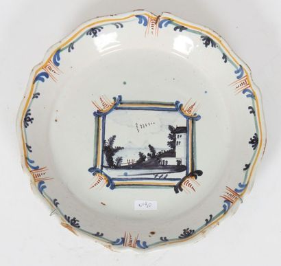 Une assiette chantournée en polychromie de...