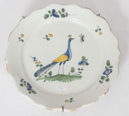 Une assiette chantournée en polychromie de...