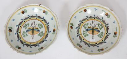 Une paire d'assiettes chantournée en polychromie...