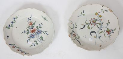 Deux assiettes chantournées en polychromie...