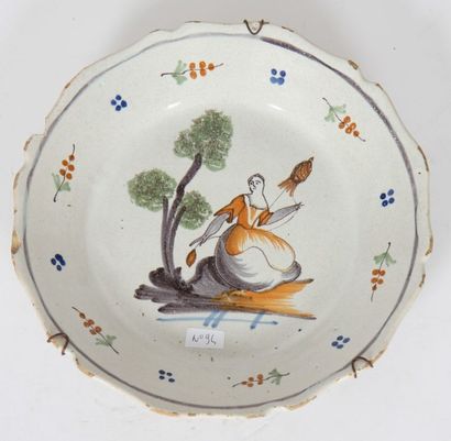 Une assiette chantournée en polychromie de...