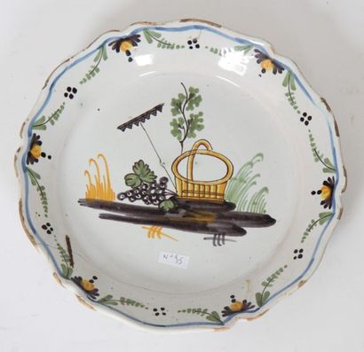 Une assiette chantournée en polychromie de...