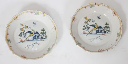 Une paire d'assiettes chantournées en polychromie...