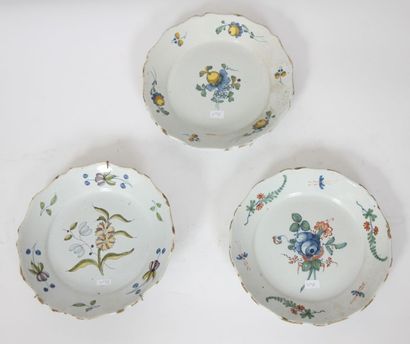 Trois assiettes chantournées en polychromie...