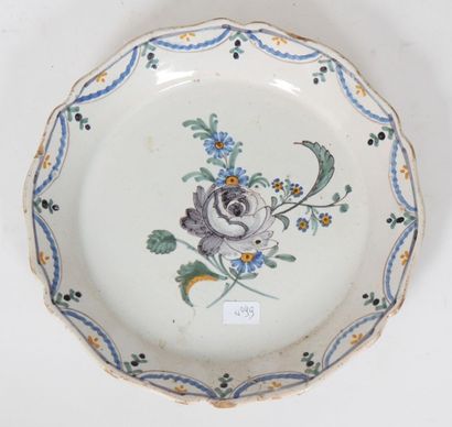 Une assiette chantournée en polychromie de...