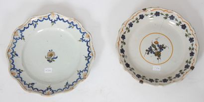 Deux assiettes chantournées en polychromie...