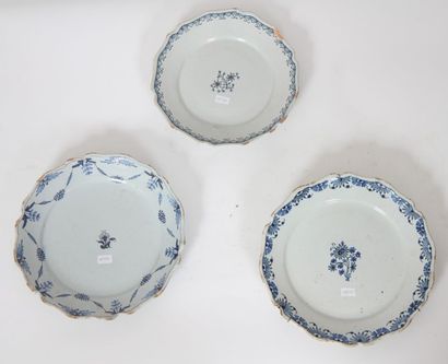 Trois assiettes chantournées a décor central...