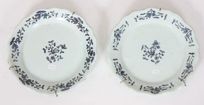 Une paire d'assiettes chantournées a décor...