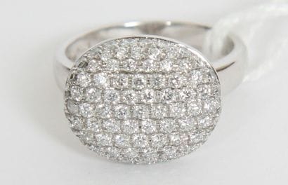BAGUE EN OR BLANC ET DIAMANTS

De forme Ovale,...