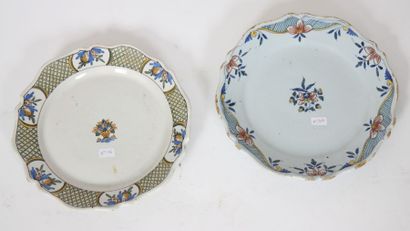 Deux assiettes chantournées en polychromie...