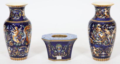 PAIRE DE VASES BALUSTRES ET UN PIQUE FLEUR...
