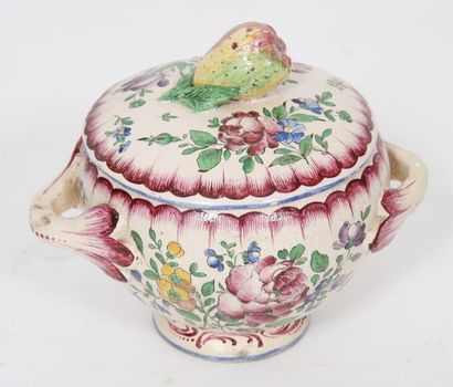 POT COUVERT EN FAIENCE

A décor polychrome...