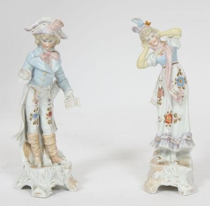PAIRE DE STATUETTES EN PORCELAINE

En porcelaine...