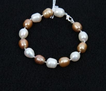BRACELET DE PERLES BICOLORES

Blanches et...