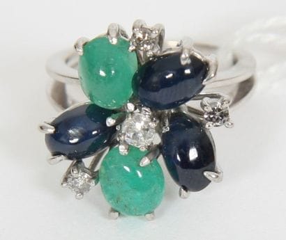 BAGUE EN OR BLANC FLEURS EN CABOCHONS D EMERAUDE

1...