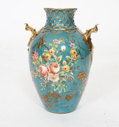VASE EN PORCELAINE POLYCHROME DE SEVRES FIN...
