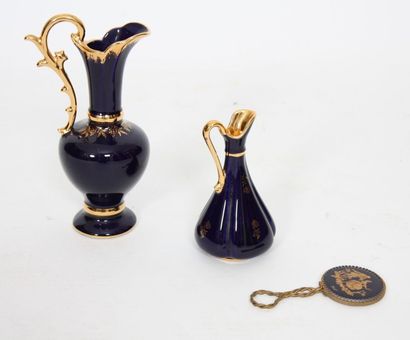 DEUX VASES ET UN PETIT MIROIR EN PORCELAINE...