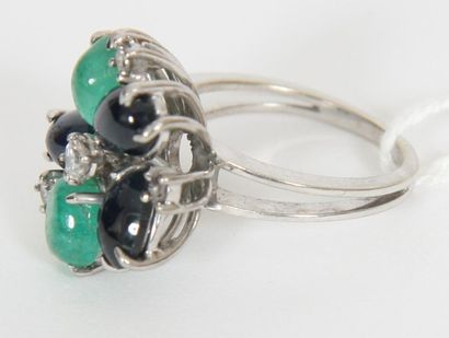 BAGUE EN OR BLANC FLEURS EN CABOCHONS D EMERAUDE

1...