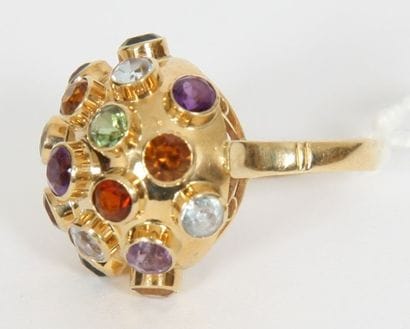 BAGUE EN OR JAUNE DEMI-BOULE

Serie Clos...