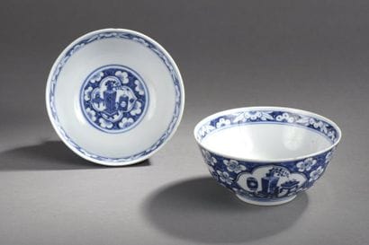 PAIRE DE BOLS

 sur pied en couronne en porcelaine...