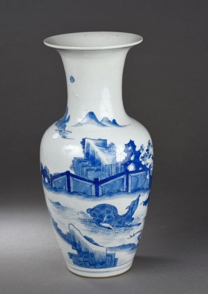 VASE BALUSTRE 

 en porcelaine blanche décoré...