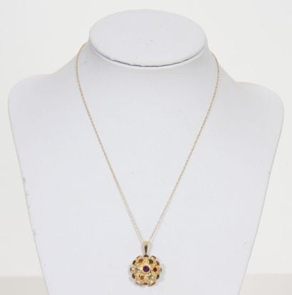 PENDENTIF EN OR JAUNE DEMI-BOULE

Sertie...