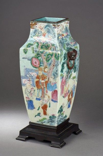 VASE QUADRANGULAIRE

 en porcelaine de la...