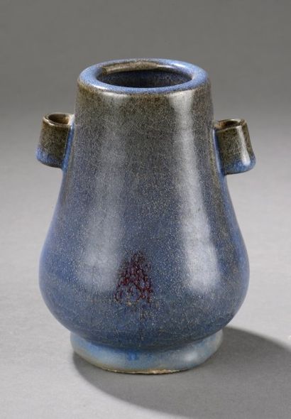 VASE JUNYAO

 de forme Hu en épais grès porcelaineux...