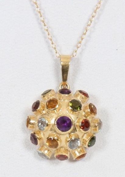 PENDENTIF EN OR JAUNE DEMI-BOULE

Sertie...