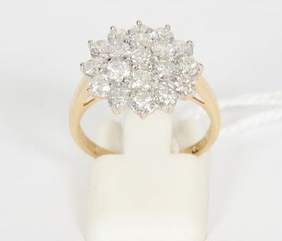 BAGUE EN OR BLANC MARGUERITE 

Composée de...