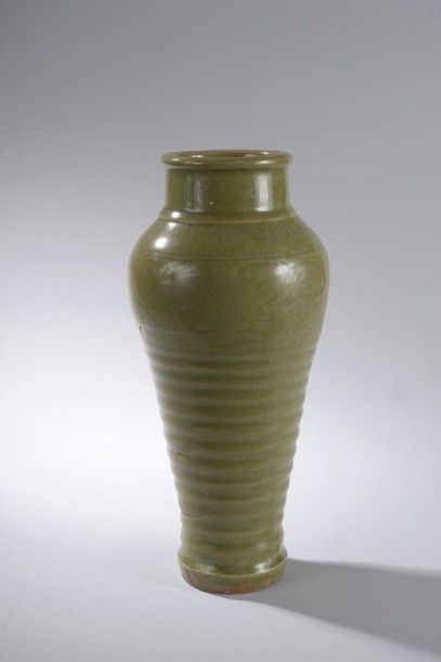 VASE

de forme dite cuisse de poulet en porcelaine...
