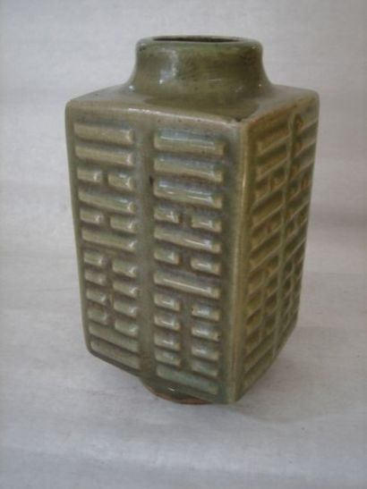 PAIRE DE VASES DE FORME ZHONG

 moulée d'un...