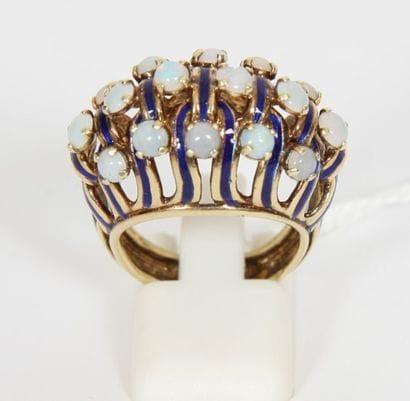 BAGUE EN OR JAUNE 1930

Emaillée bleu, ornée...