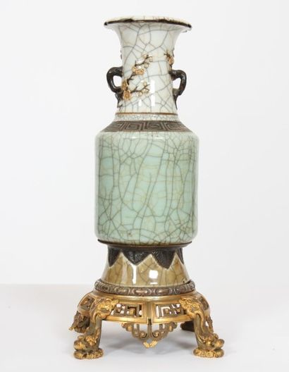 VASE CHINOIS A MONTURE EN BRONZE DORE

En...