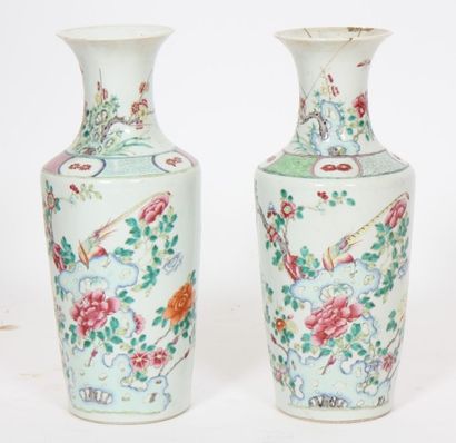 PAIRE DE VASES EN PORCELAINE POLYCHROME CHINE

A...