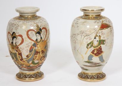 PAIRE DE VASES EN SATZUMA

A décor polychrome,...