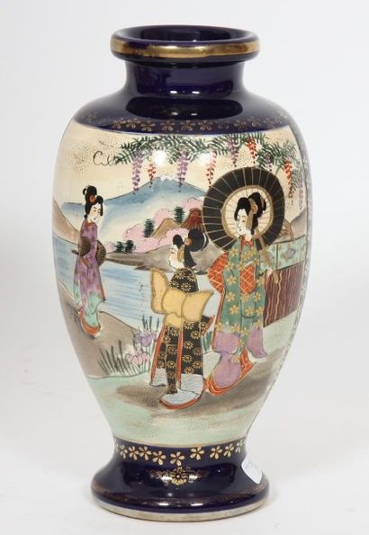 VASE A DECOR JAPONISANT

A décor polychrome...