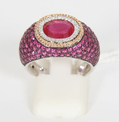 BAGUE EN OR JAUNE ET BLANC

Centrée d'un...